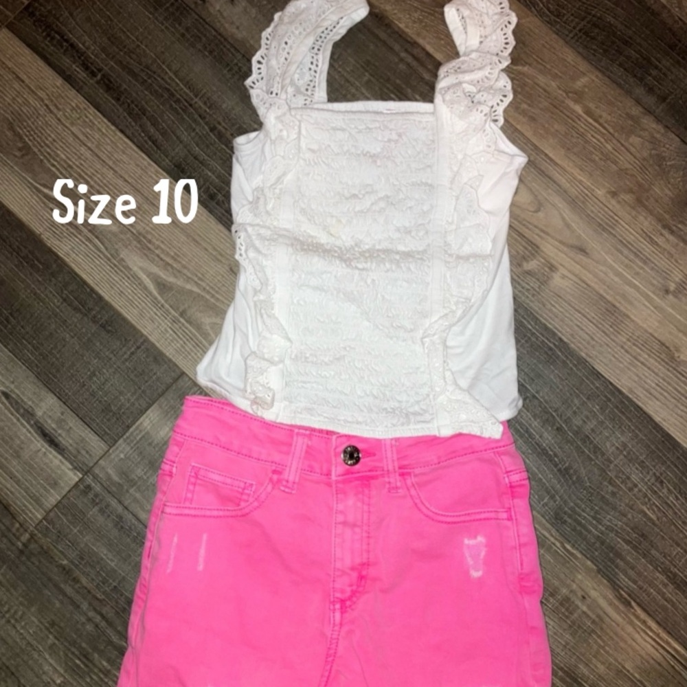 Girls Top and shorts set in EUC and clean condition